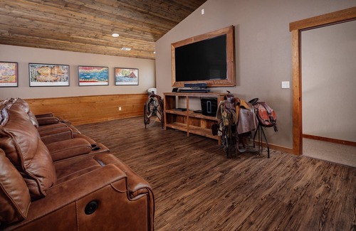 Dundee Condo | Wine and Country Vibes Throughout, Open Layout, Vaulted Ceilings, Sweet Media Setup, 5 Min 2 Newberg