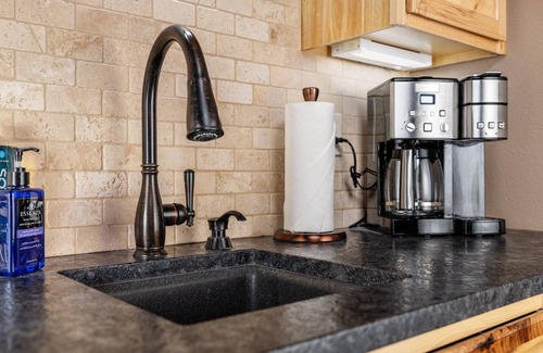 Dundee Condo | Wine and Country Vibes Throughout, Open Layout, Vaulted Ceilings, Sweet Media Setup, 5 Min 2 Newberg