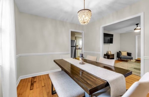 Winston - Salem House | Wine Bar Private Patio Pet-Friendly Long Stays
