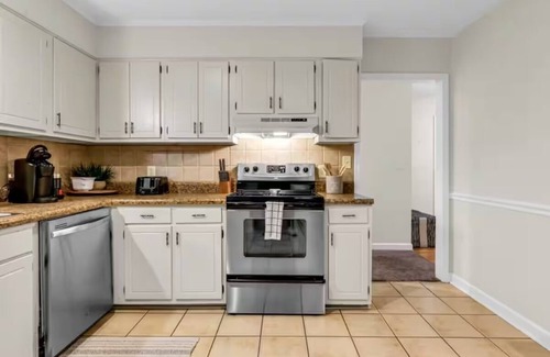 Winston - Salem House | Wine Bar Private Patio Pet-Friendly Long Stays