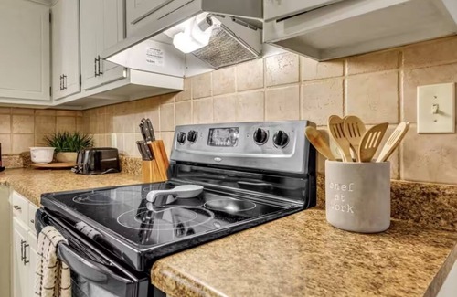 Winston - Salem House | Wine Bar Private Patio Pet-Friendly Long Stays