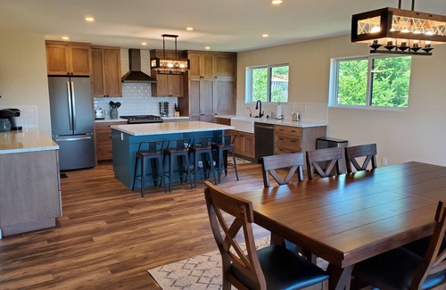 Healdsburg House | Wine Country Getaway with Panoramic Views-5 min from downtown Healdsburg