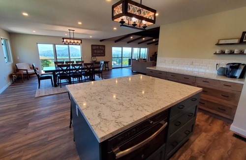 Healdsburg House | Wine Country Getaway with Panoramic Views-5 min from downtown Healdsburg
