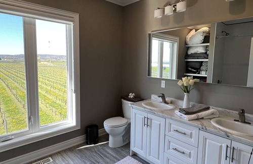 Beamsville House | Wine Country Lakeview Resort
