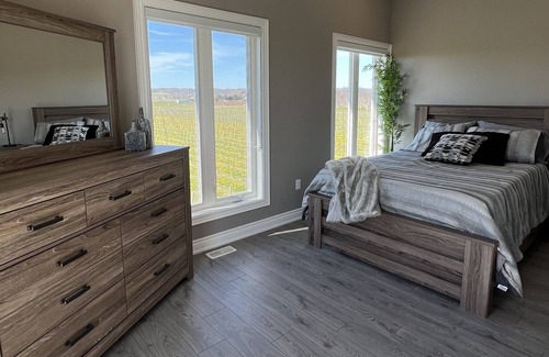 Beamsville House | Wine Country Lakeview Resort