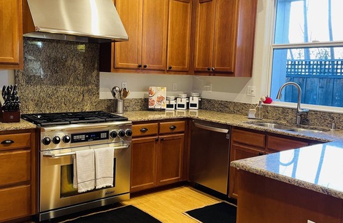 St. Helena House | Wine country retreat within walking distance of restaurants, wineries and more