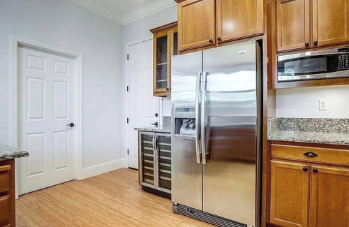 St. Helena House | Wine country retreat within walking distance of restaurants, wineries and more