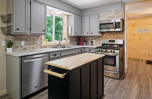 Fennville House | Wine Down Cottage - Near Wineries, Large Backyard