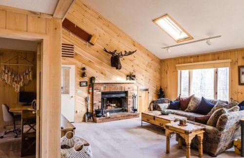 West Dover Ski Chalet | Wine Moose w Hot tub Fireplace Sauna 9min to Mt Snow