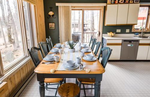 West Dover Ski Chalet | Wine Moose w Hot tub Fireplace Sauna 9min to Mt Snow