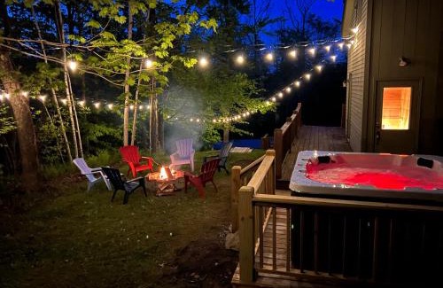 West Dover Ski Chalet | Wine Moose w Hot tub Fireplace Sauna 9min to Mt Snow