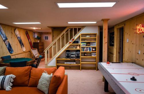 West Dover Ski Chalet | Wine Moose w Hot tub Fireplace Sauna 9min to Mt Snow