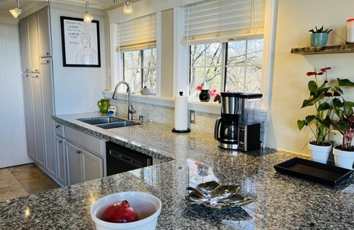 Iowa Hill House | Wine Tasting, Rafting & Hiking Retreat With Canyon Views
