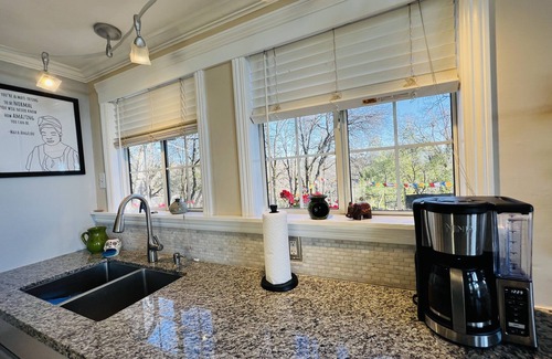 Iowa Hill House | Wine Tasting, Rafting & Hiking Retreat With Canyon Views