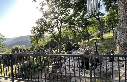 Iowa Hill House | Wine Tasting, Rafting & Hiking Retreat With Canyon Views