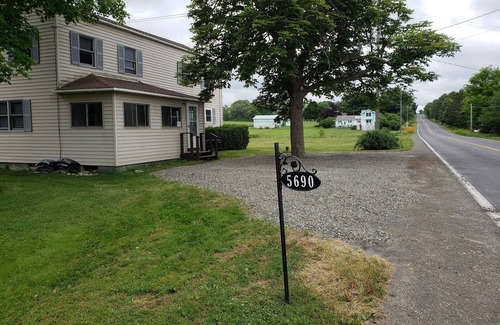 Trumansburg House | Wine Trail Apartment (pet friendly) - 4bd/2ba