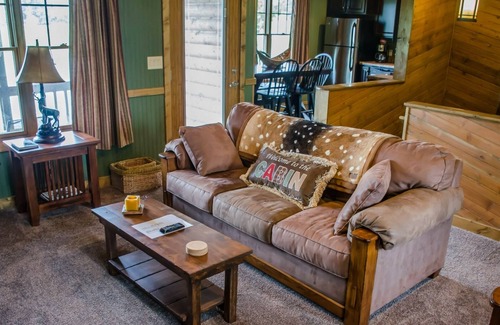 Carbondale Cabin | Wine Trail Cabin - Carbondale, Southern Illinois - Giant City State Park