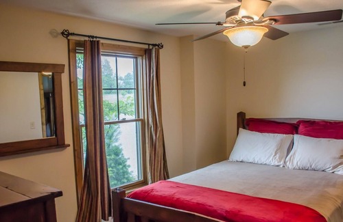 Carbondale Cabin | Wine Trail Cabin - Carbondale, Southern Illinois - Giant City State Park