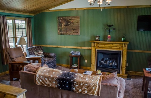 Carbondale Cabin | Wine Trail Cabin - Carbondale, Southern Illinois - Giant City State Park
