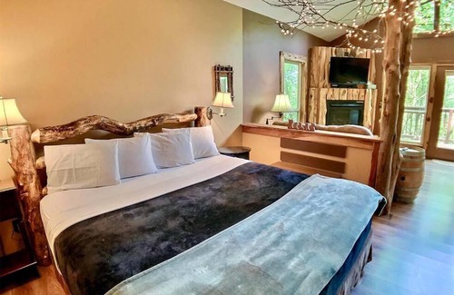 Eureka Springs Apartment | Winery Chateau Treehouse #12/Oak Crest Cottages and Treehouse