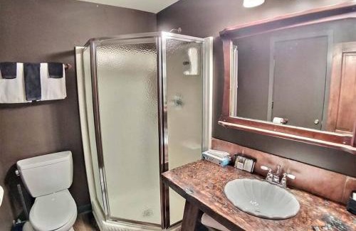 Eureka Springs Apartment | Winery Chateau Treehouse #12/Oak Crest Cottages and Treehouse