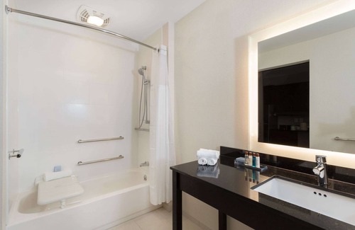 Altoona Hotel | Wingate by Wyndham Altoona Downtown/Medical Center