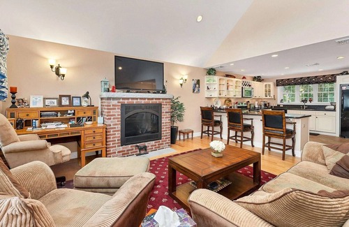 Alton Bay House | Winnie Waterfront - Beautiful Lakefront Home! sandy water, Close to Gunstock!