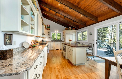Meredith House | Winnipesaukee Waterfront Home And Guest House Sleeps 14