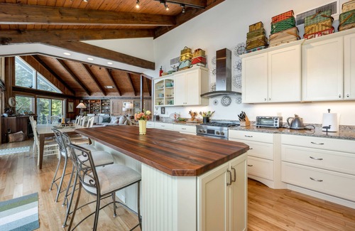 Meredith House | Winnipesaukee Waterfront Home And Guest House Sleeps 14