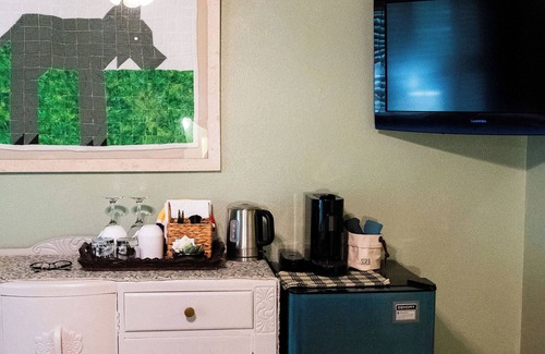 Bay Area House | Winston Cooper Space.Private bedroom/shared spacious bathroom "Casa de Conchis"
