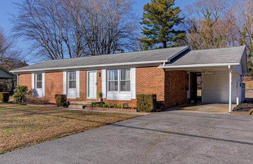 Winston - Salem House | Winston Salem Villa-2 Bedrooms near WFU, Atrium, Novant Health, WSSU, and UNCSA