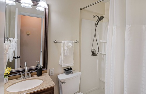 Winston - Salem House | Winston Salem Villa-2 Bedrooms near WFU, Atrium, Novant Health, WSSU, and UNCSA