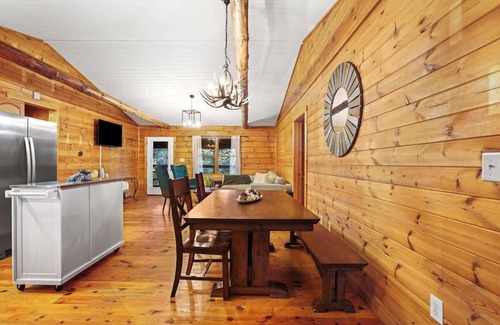 Logan Cabin | Winter Deals! Lux Cabin, Hot Tub, 5 Acres, Games!