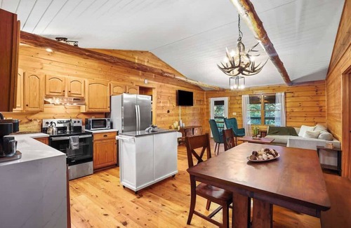 Logan Cabin | Winter Deals! Lux Cabin, Hot Tub, 5 Acres, Games!