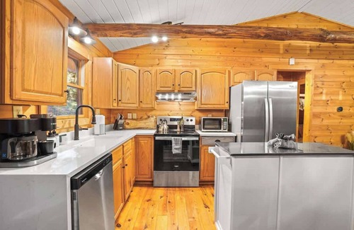 Logan Cabin | Winter Deals! Lux Cabin, Hot Tub, 5 Acres, Games!