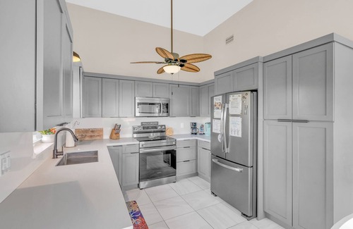 Key Colony Beach House | Winter Sale! Cabana Club, Dock, Kayak Launch, Pet Friendly