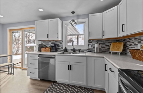 Allouez House | Winter Special! Attached Garage, Grill. Sleeps 7!