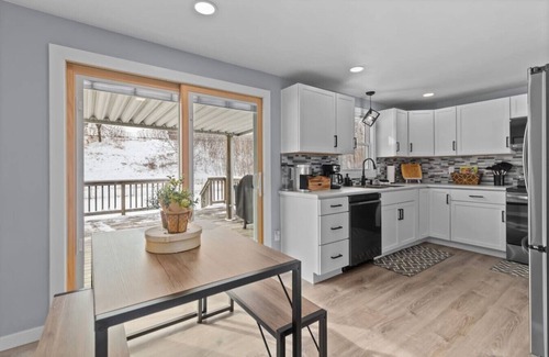 Allouez House | Winter Special! Attached Garage, Grill. Sleeps 7!