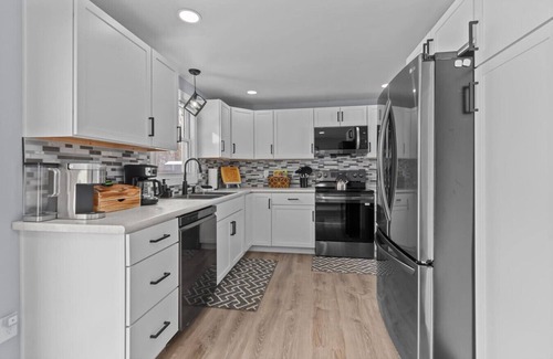 Allouez House | Winter Special! Attached Garage, Grill. Sleeps 7!