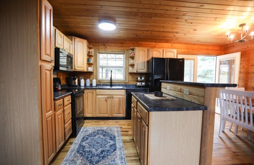 Mount Juliet House | WINTER SPECIAL! Log Home by Lake ~ Less than 25 mi to downtown Nashville