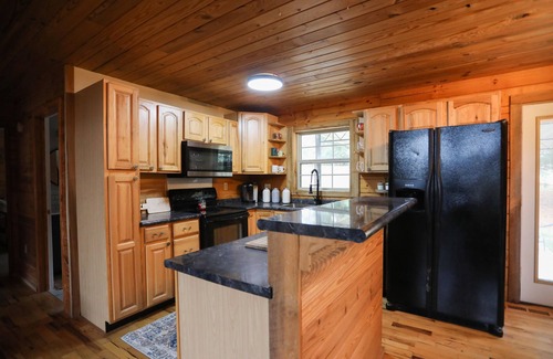 Mount Juliet House | WINTER SPECIAL! Log Home by Lake ~ Less than 25 mi to downtown Nashville