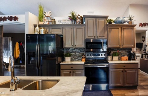 Florida Shores House | WINTER/SPRING DEALS POOL, TROPICAL F. BK YARD GARAGE BEACH CLOSE 2 ALL