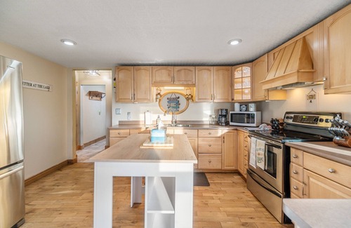 Gravenhurst Cottage | { Winter Wonderland Retreat } Hot Tub & Barrell Sauna - 3BR Cottage on Lake Kahshe!