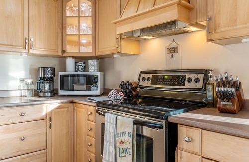 Gravenhurst Cottage | { Winter Wonderland Retreat } Hot Tub & Barrell Sauna - 3BR Cottage on Lake Kahshe!