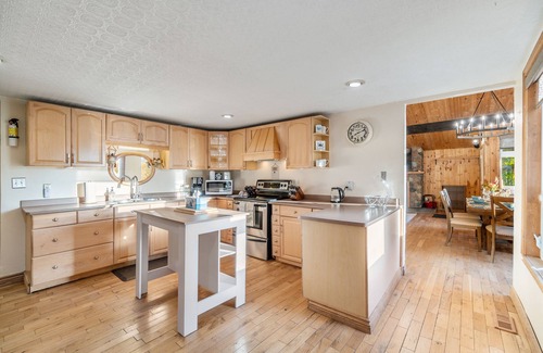 Gravenhurst Cottage | { Winter Wonderland Retreat } Hot Tub & Barrell Sauna - 3BR Cottage on Lake Kahshe!