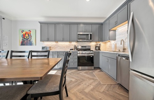 Lincoln House | Winterfell Retreat - Forest Ridge - Pools - Clubhouse - AC - Seasonal Shuttle