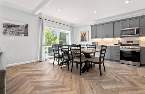 Lincoln House | Winterfell Retreat - Forest Ridge - Pools - Clubhouse - AC - Seasonal Shuttle