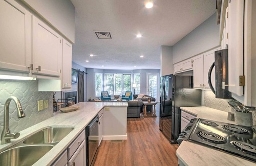 Roseland Condo | Wintergreen Resort Condo w/Deck; Ski, Hike, Shops