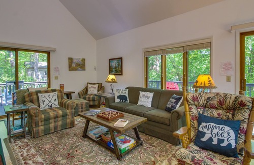Chestnut Springs House | Wintergreen Resort Home with Deck + Fire Pit!
