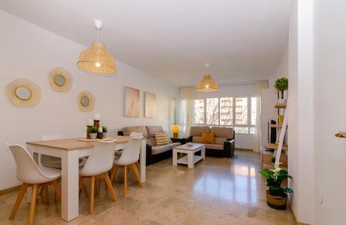 Hacienda Bizcochero Apartment | WintowinRentals Teatinos, Metro, Free Parking & Pool.